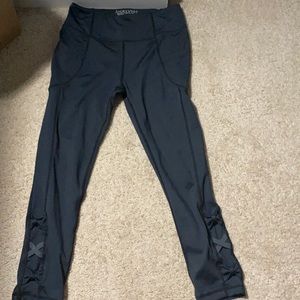 Black leggings with bows on the side and pockets